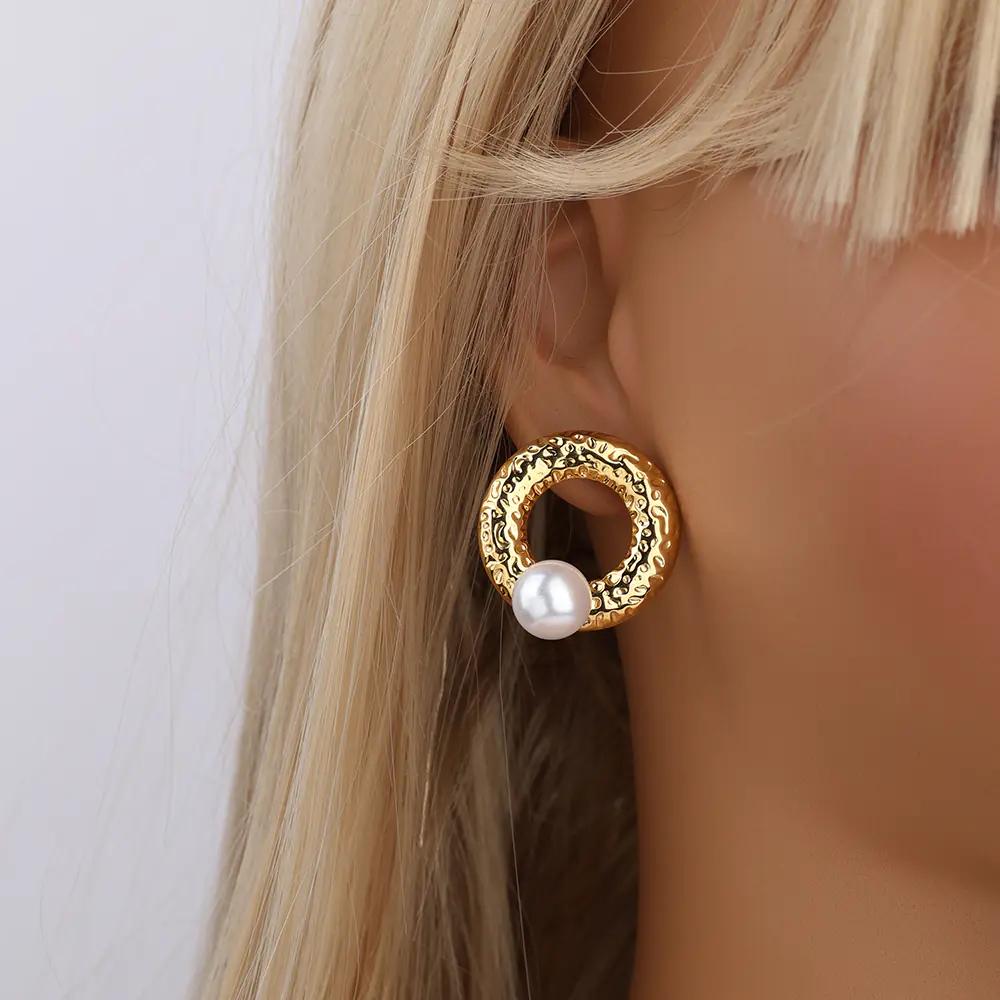 Hammer Marks Circle Pearl Stud Earrings  EJE01459G