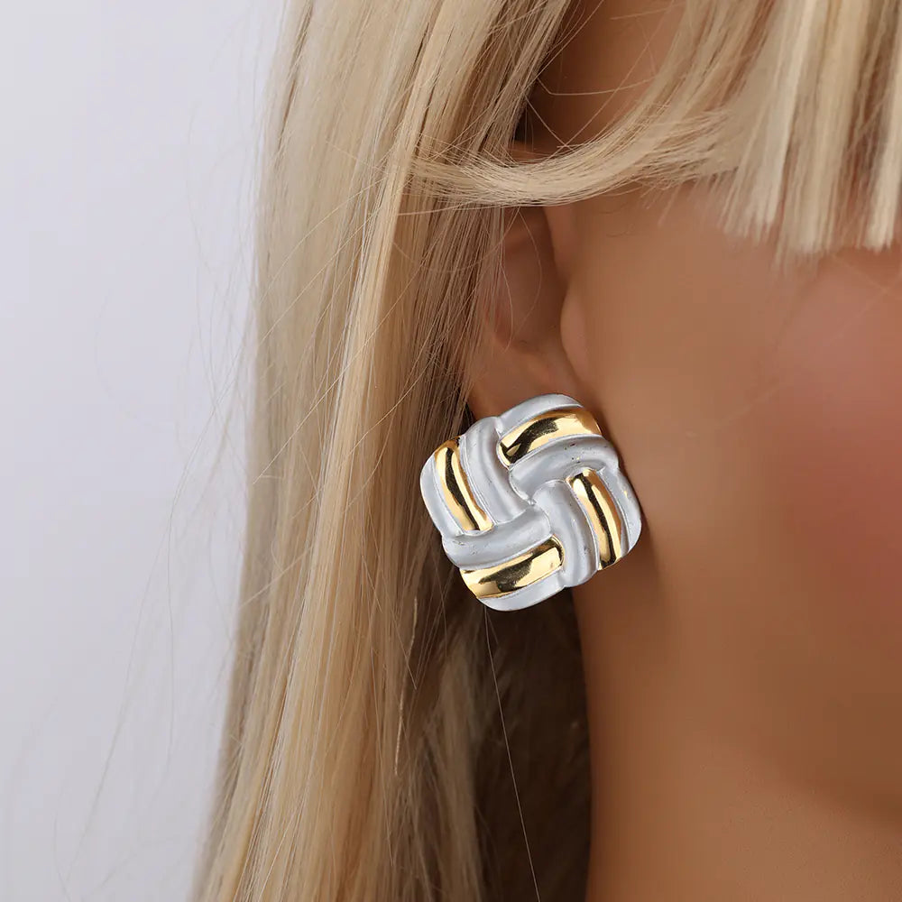 Square Patten Two Tone Stud Earrings      EJ25E01458