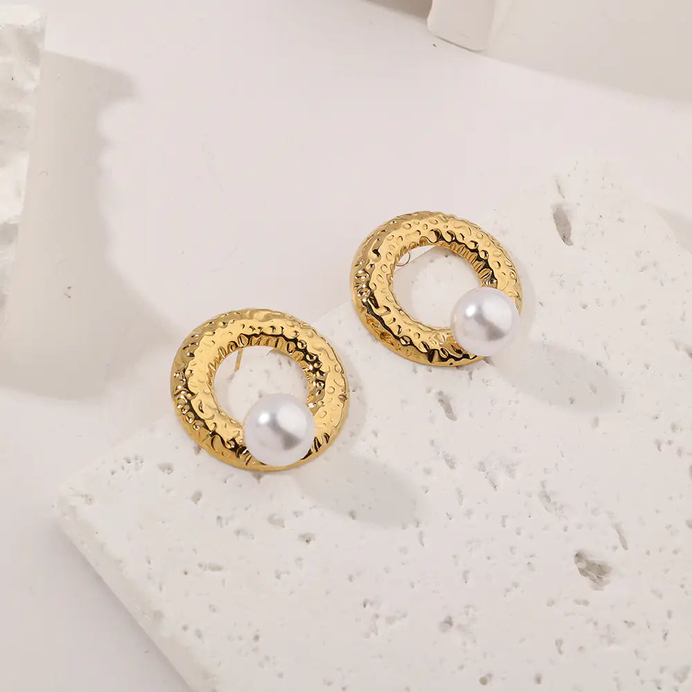 Hammer Marks Circle Pearl Stud Earrings  EJE01459G